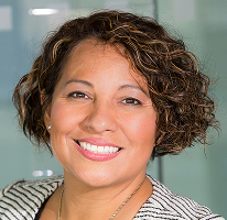 Claire Ashford retrato da chefe de conformidade especialista financeira